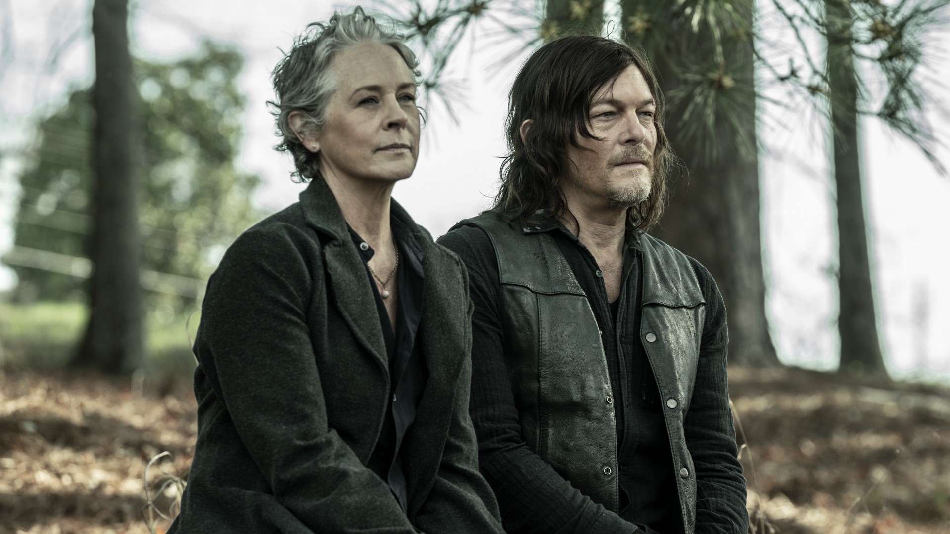Melissa McBride como Carol y Norman Reedus como Daryl en la temporada 11 de The Walking Dead