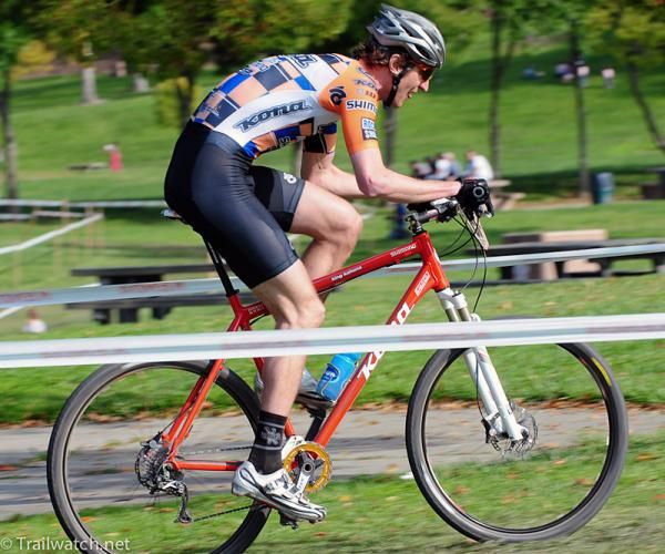 Barry Wicks (Kona) chasing Plaxton.