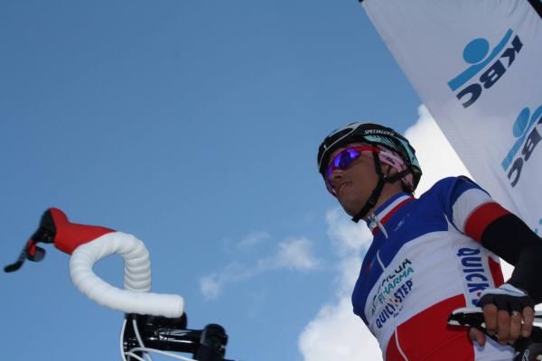 Sylvain Chavanel (Omega Pharma-QuickStep) goes to sign on.