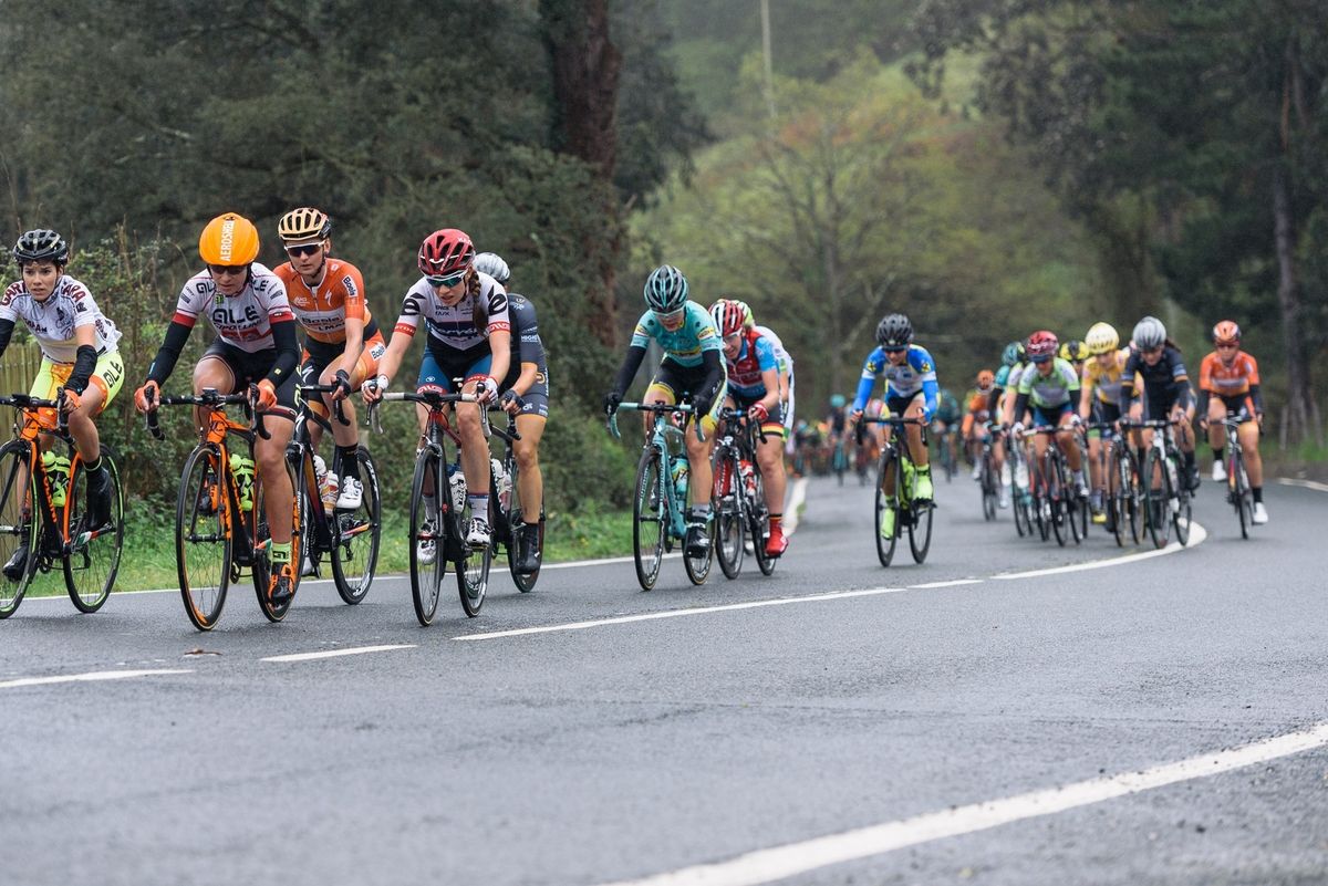 Rain pours down as the peloton take on the longest climb of the day - Emakumeen Bira 2016 Stage 4