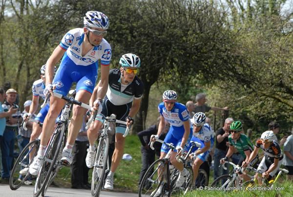 Beno&icirc;t Vaugrenard (FDJ) and the chasing peloton