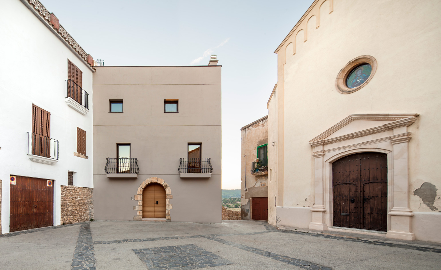 The house faces a small historic square in La Nou de Gaia