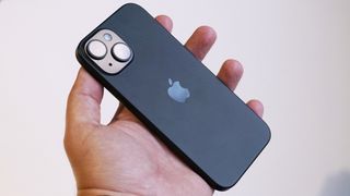iPhone 15 noir tenu dans la main