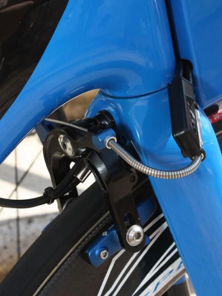 The profile of the proprietary front brake is perfectly matched to the contours of the fork crown, thus effectively hiding it from the wind.
