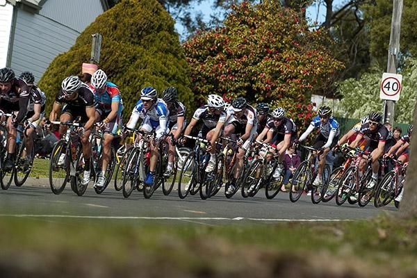 The peloton in action on the 1.5 kilometre street circuit in Moe.