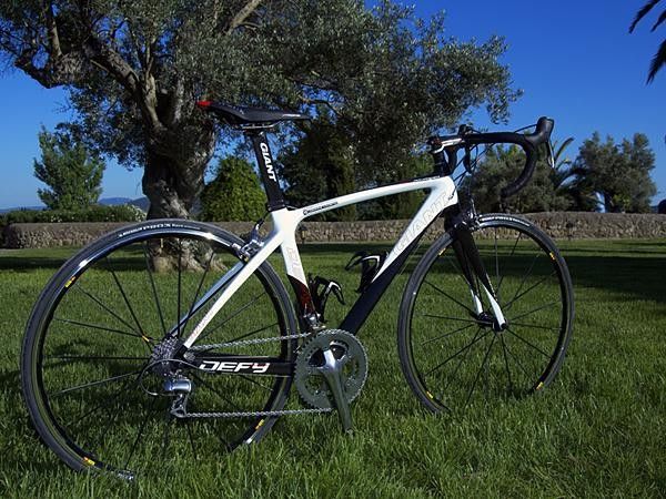 The Defy Advanced is Giant's new 'performance' bike for 2009 with a slightly more relaxed geometry than the TCR series.