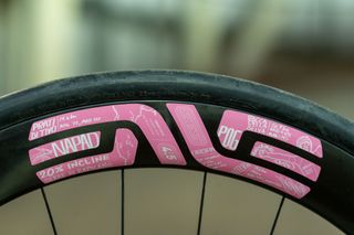 Enve Fray con unas calcomanías especiales del Giro de Italia para celebrar la victoria de Pogacar