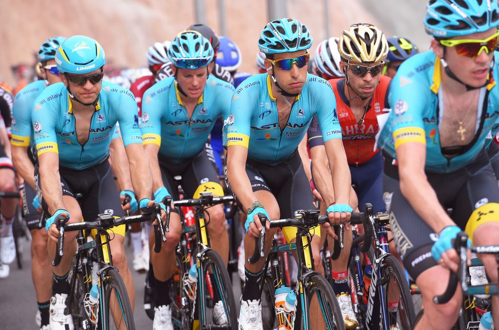 Astana surround Fabio Aru