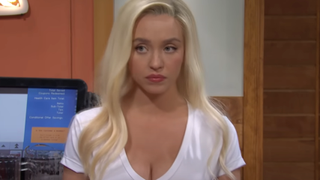 Sydney Sweeney works as a Hooters server during an SNL sketch.