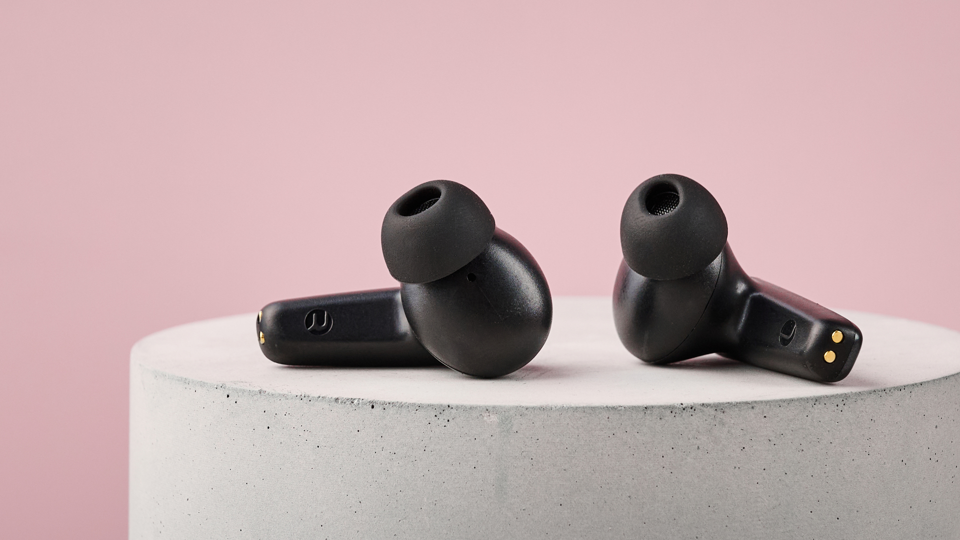 Groov-e Neo Buds earbuds on pink background