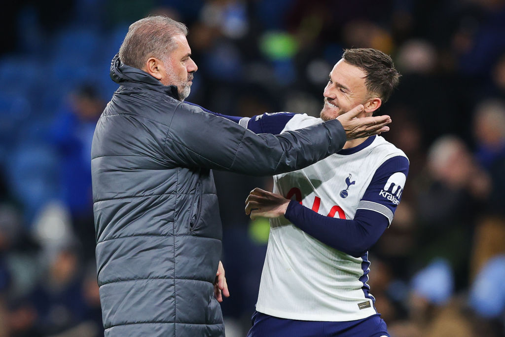 Ange Postecoglou, manager del Tottenham Hotspur, festeggia con James Maddison del Tottenham Hotspur durante la partita della Premier League tra Manchester City FC e Tottenham Hotspur FC all'Etihad Stadium il 23 novembre 2024 a Manchester, in Inghilterra.