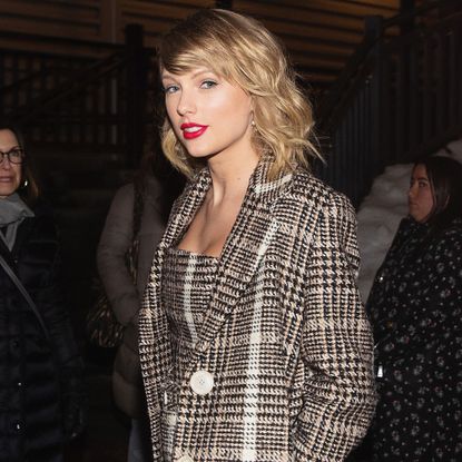 Hair, Lip, Blond, Hairstyle, Beauty, Fashion, Long hair, Layered hair, Fashion model, Brown hair, 