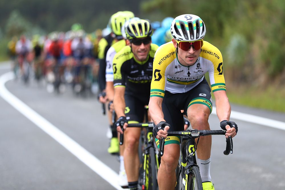Alex Edmondosn rides the front for Mitchelton-Scott