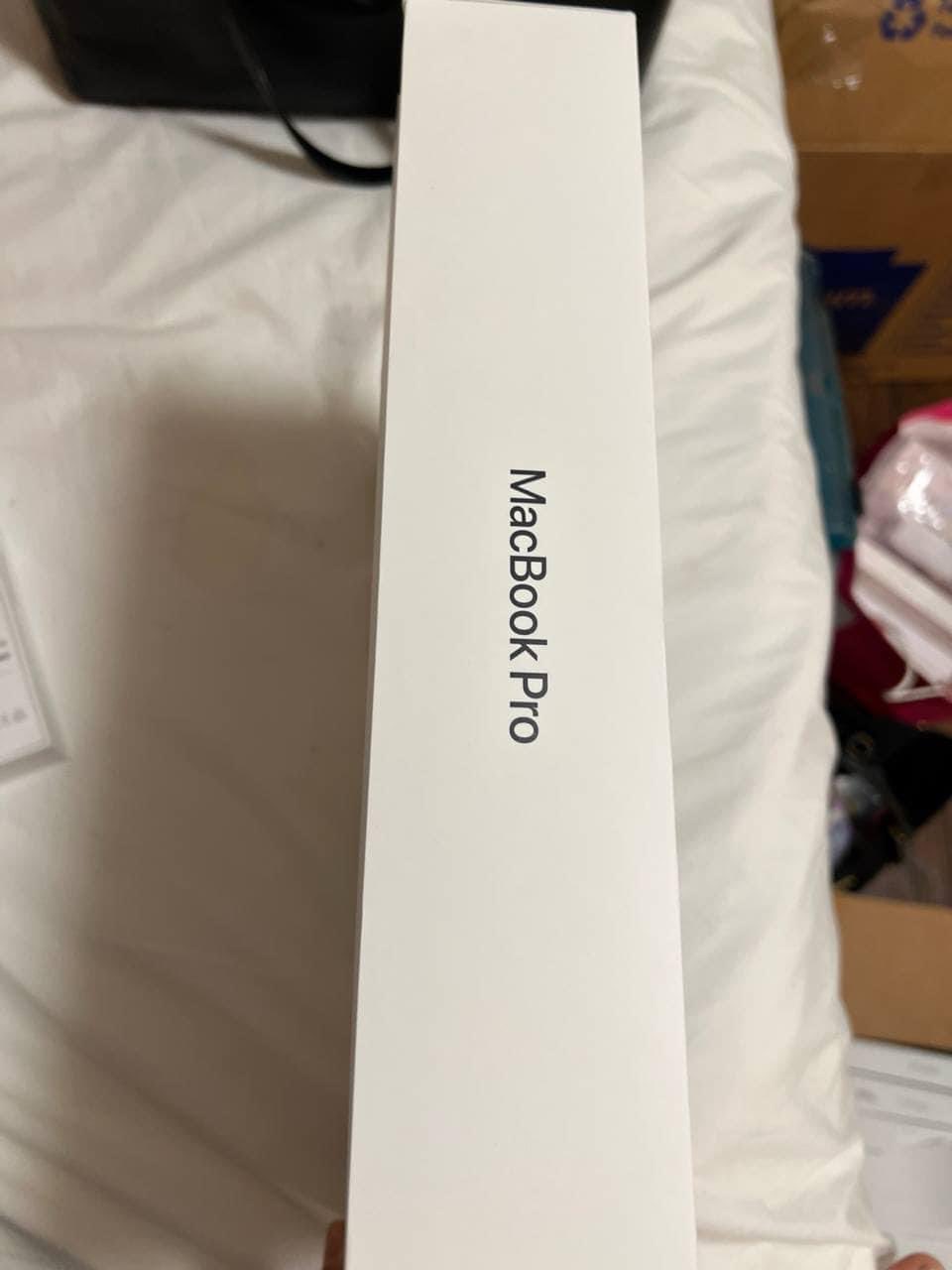 Pictures of the leaked MacBook Pro box