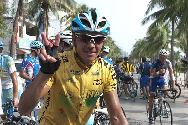 V is for victory: Tour winner Valentin Iglinskiy (Astana) in Sanya after winning the 2010 Tour of Hainan.