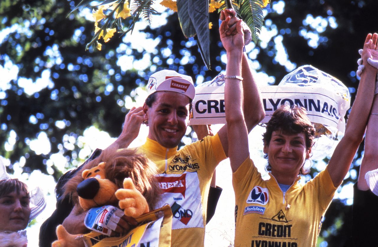 1987 Tour de France winner Stephen Roche &ndash; alongside Tour de France F&eacute;minin champion Jeannie Longo &ndash; clutches his cuddly lion, which were introduced to the race that year