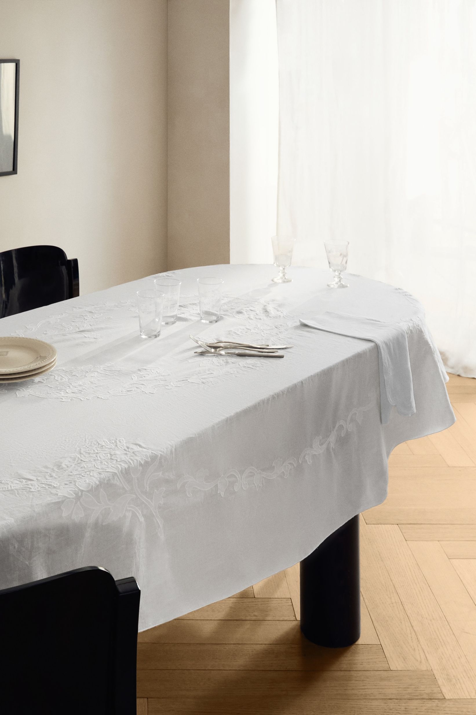 MANGO, Hand-Embroidered Oval Linen Tablecloth