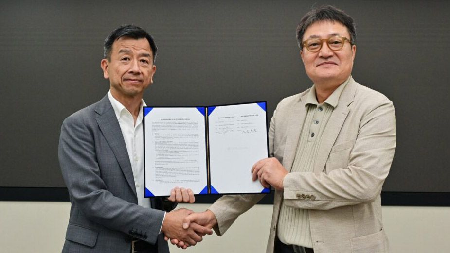 LG and Ricoh leaders come together in partnership. 