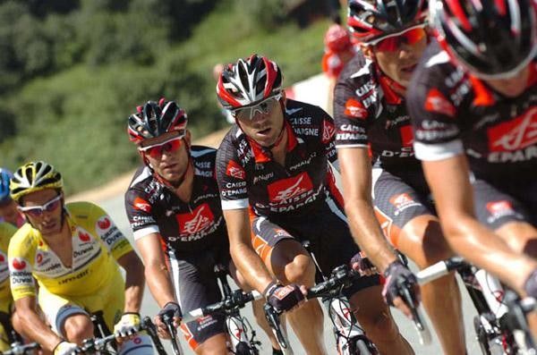 Alejandro Valverde sits safely I a pocket of team-mates