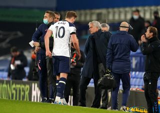 Harry Kane leaves the pitch against Everton