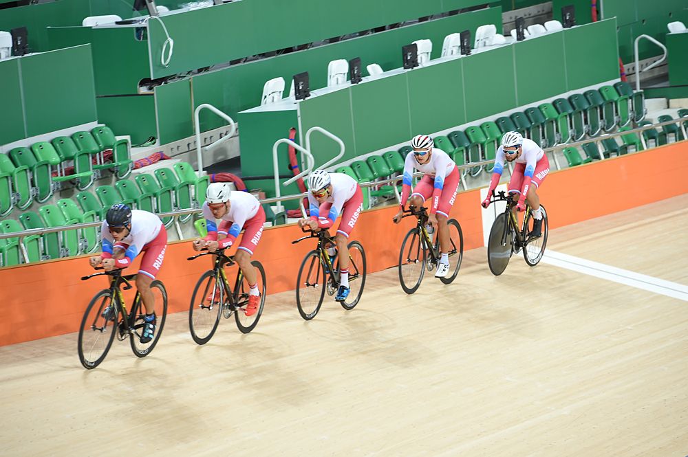 Russians train on the velodrome in Rio