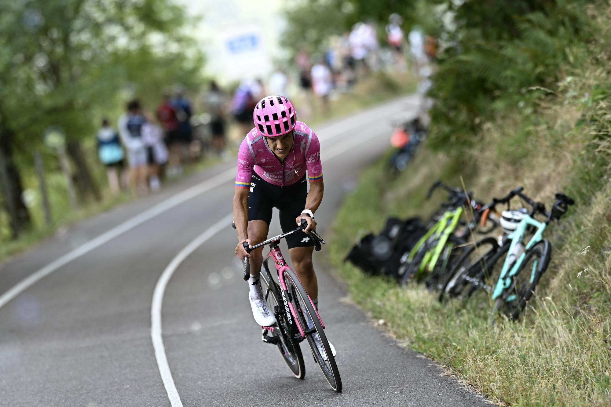 Richard Carapaz (EF Education-Easypost) in late solo move but was reeled in on the final climb