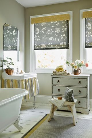 Bathroom blinds with pelmet