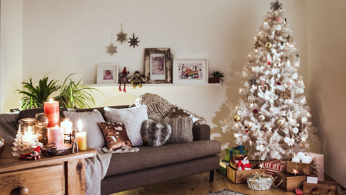 Comment installer un sapin de Noël dans un petit espace sans se sentir dépassé