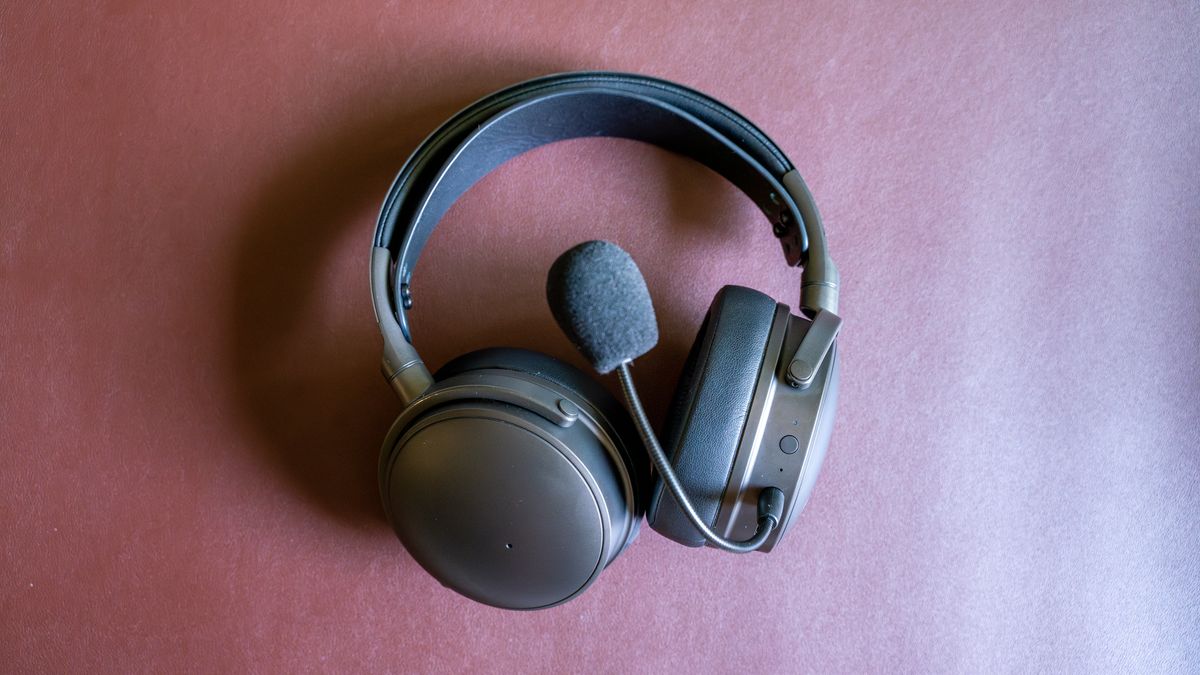 Audeze Maxwell on a burgundy mat