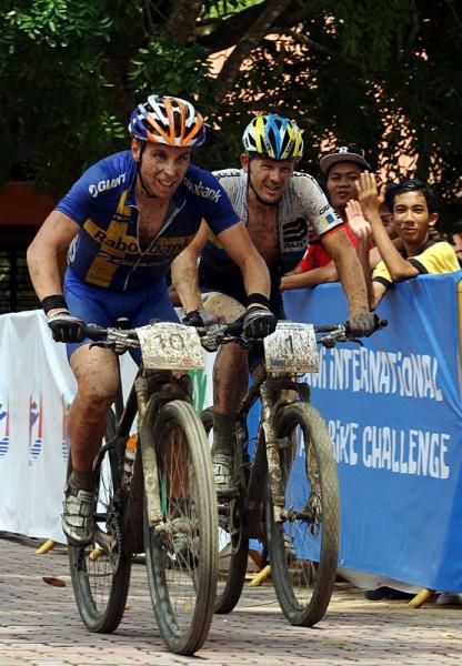 Emil Lindgren (Rabobank Giant) and Karl Plat (Team Bulls)