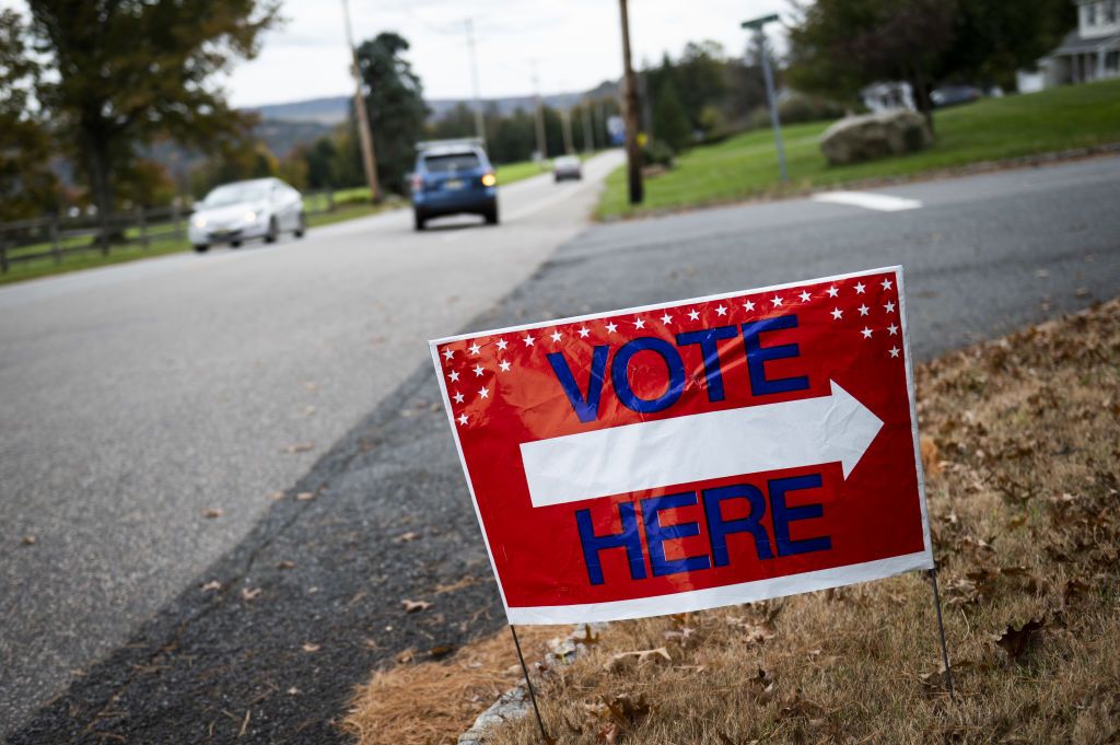 Vote here sign.