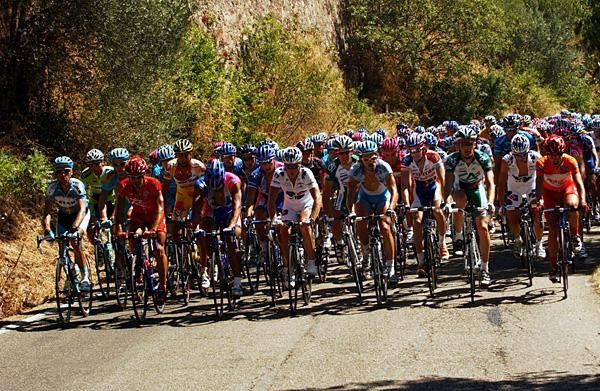 The peloton bunched up early on