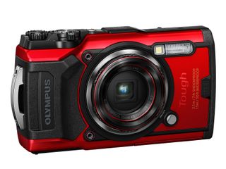 Et rødt Olympus TG-6 kamera