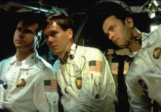 Bill Paxton, Kevin Bacon, Tom Hanks sit in the lunar capsule