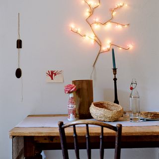 Dinning room with white walls and string light