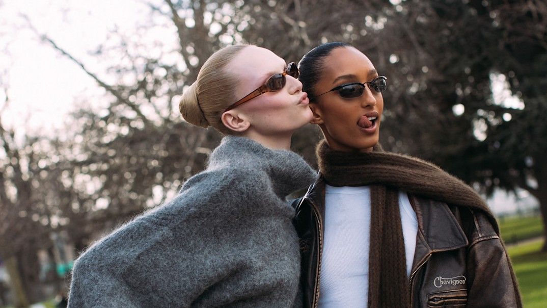 girls wearing diptyque in paris