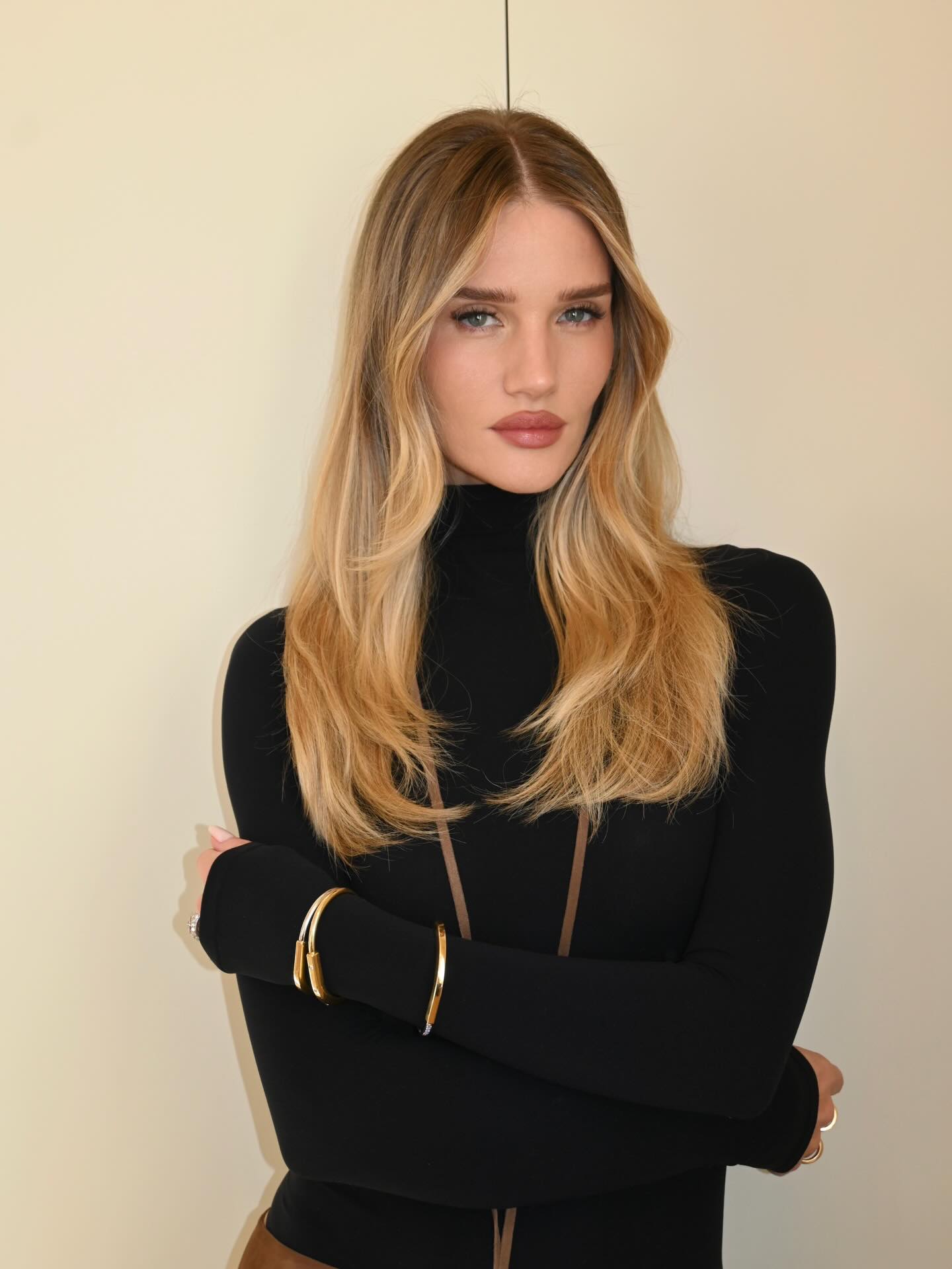 Rosie Huntington-Whitely with 90s blonde hair