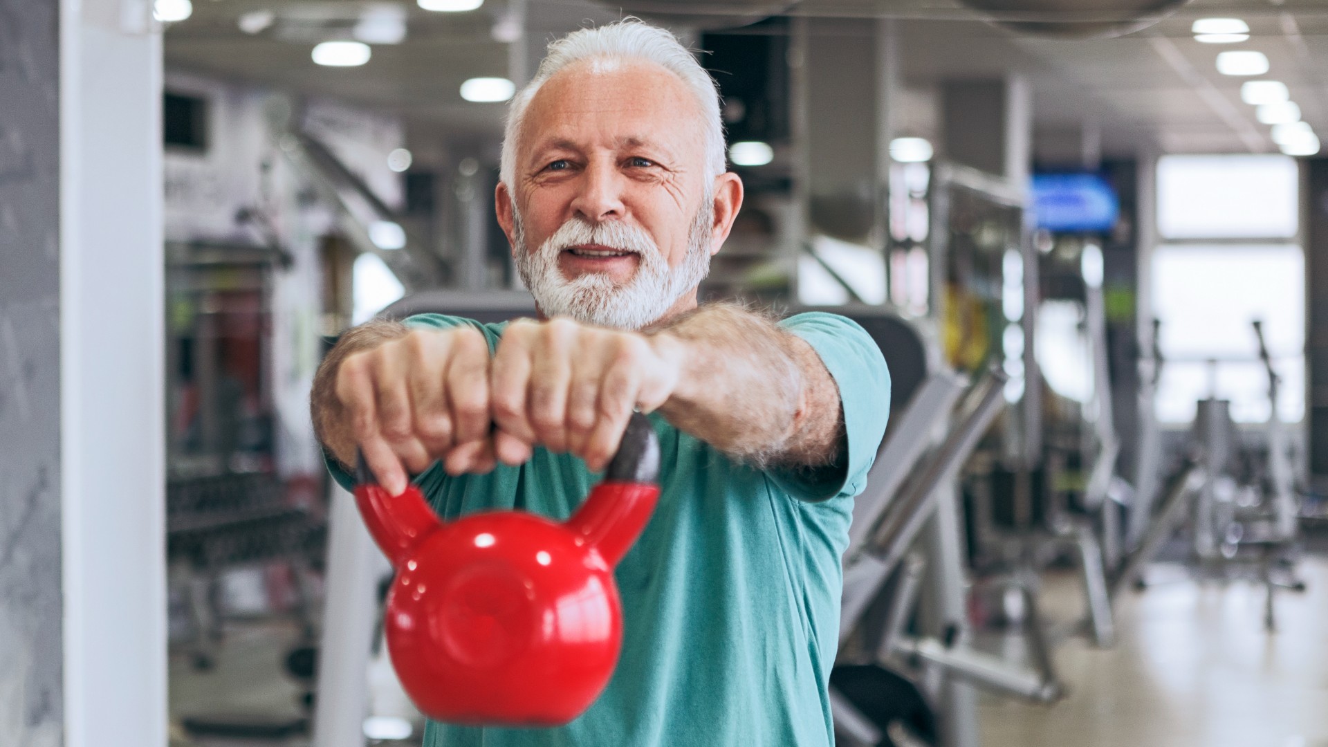 hombre mayor, en, gimnasio, utilizar, hervidor de agua, campanas