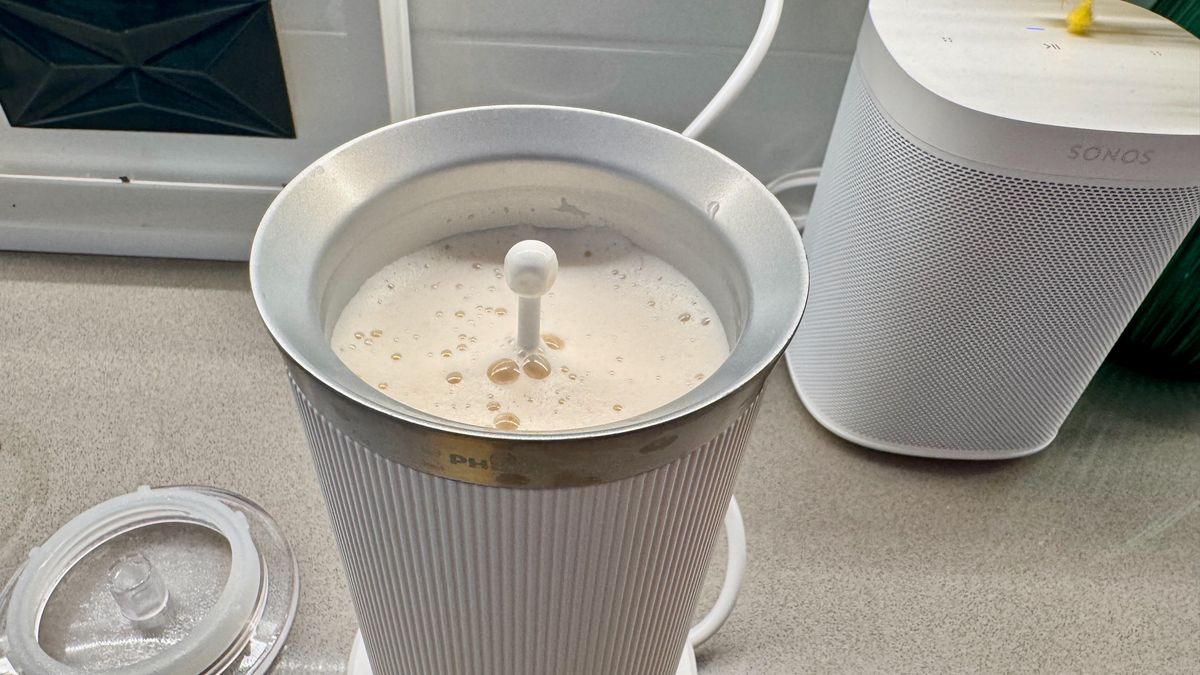 Philips Baristina Milk Frother with frothed milk
