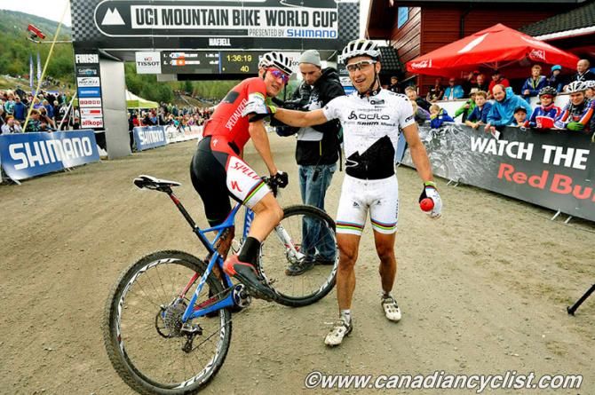 Nino Schurter congratulates Jaroslav Kulhavy