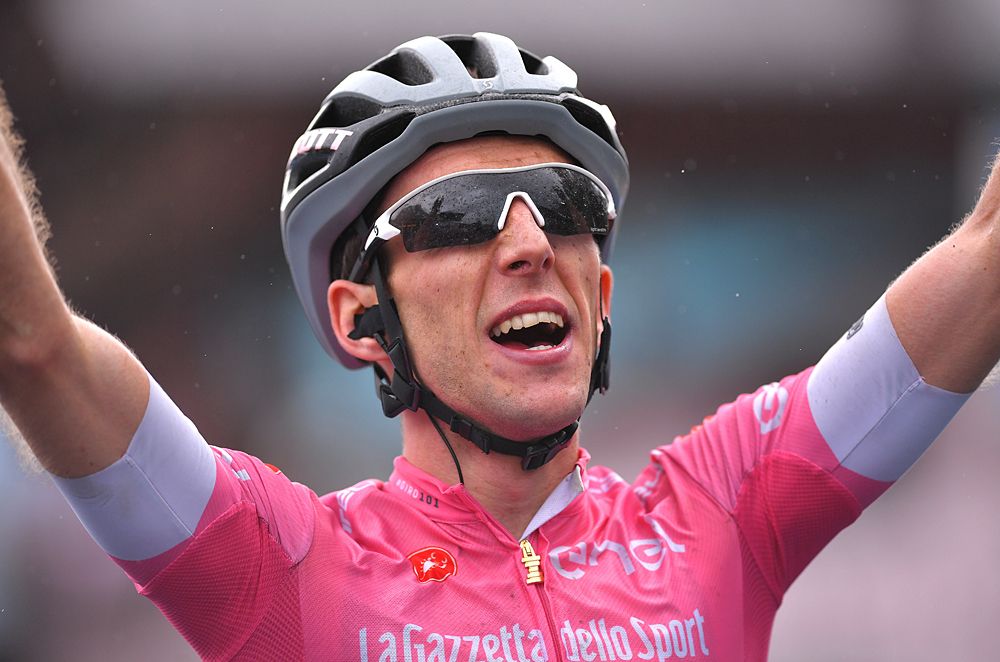 Simon Yates (Mitchelton-Scott) wins stage 15 at the Giro d'Italia