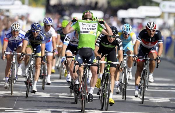 Mark Cavendish (HTC Highroad) pays tribute to his team