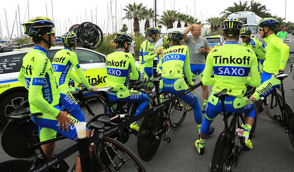 The team get some last-minute advice