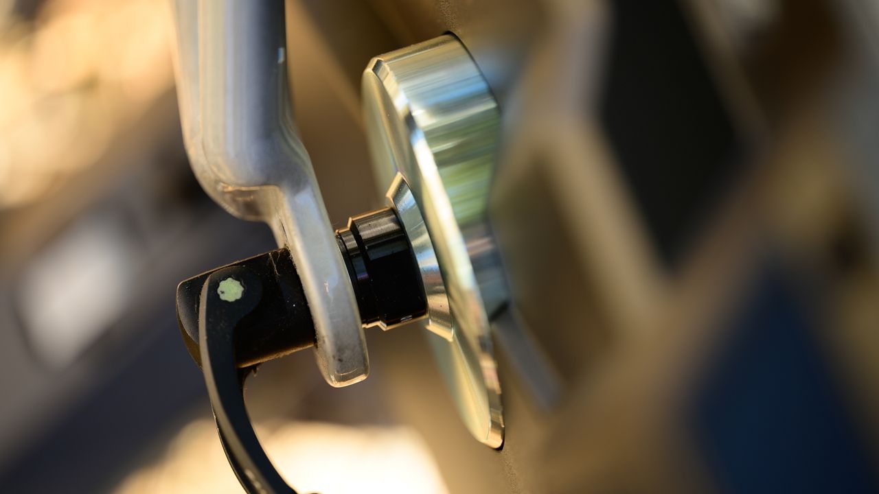 close up of the clearance to the frame in the Neo 3M