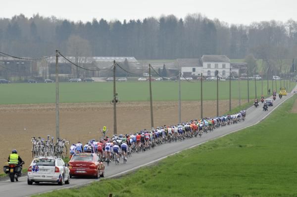 The peloton stretched out in pursuit of the breakaway in La Fleche Wallonne.