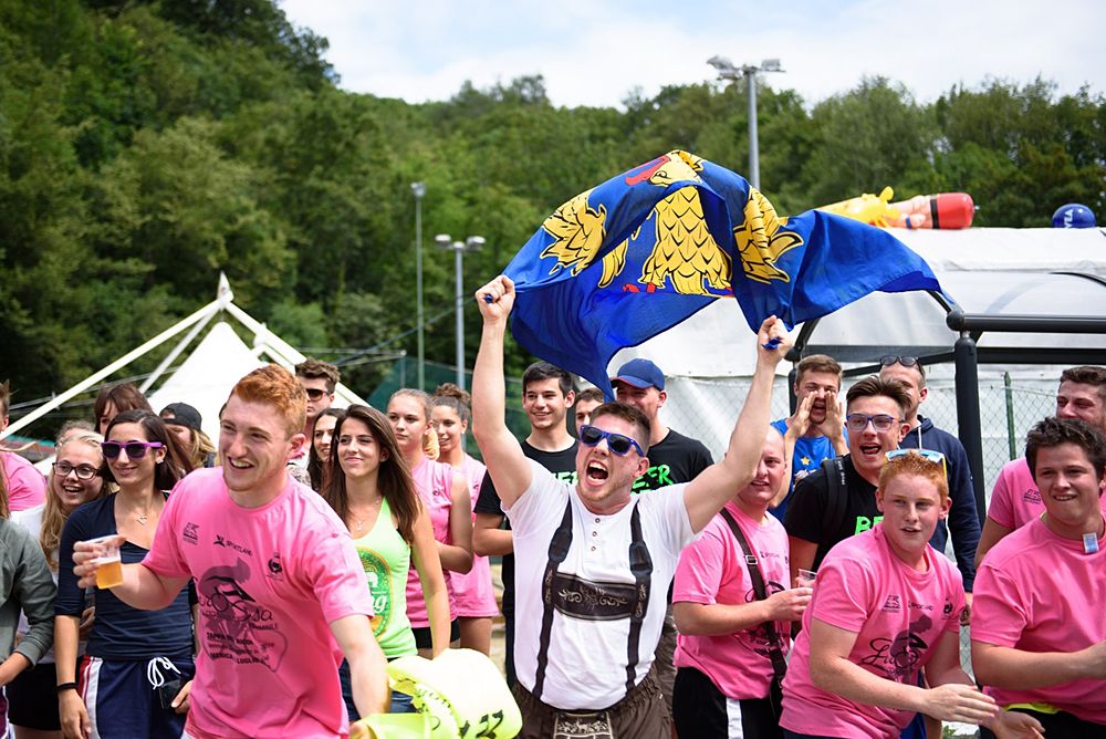 Fans cheer on the peloton up the climb at Giro Rosa 2016 - Stage 2