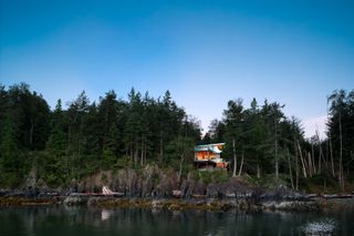 Gambier House, British Columbia, Canada, by Office of McFarlane Biggar, from Off the Grid, Dominic Bradbury, Thames & Hudson