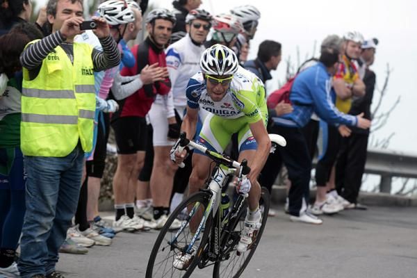 Vincenzo Nibali (Liquigas - Cannondale) flies up the Poggio in pursuit of the four escapees.