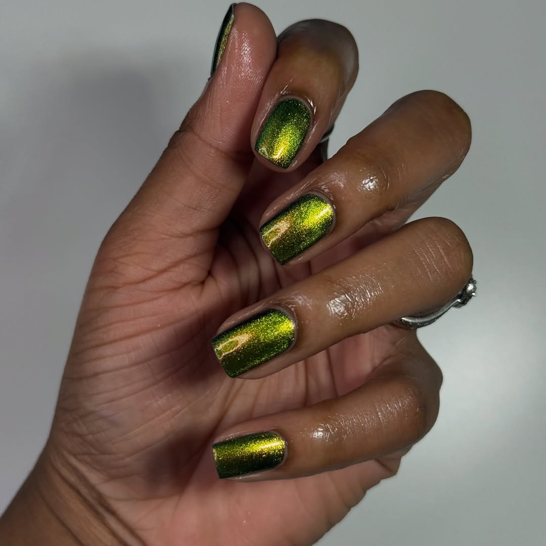 green cat eye manicure