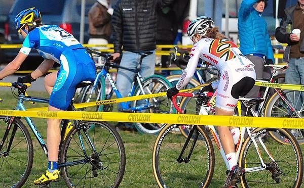 Georgia Gould (Luna Pro Team) tyring to fend off Amy Dombroski.